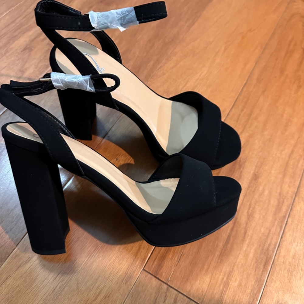Heels - Picture 3 of 3